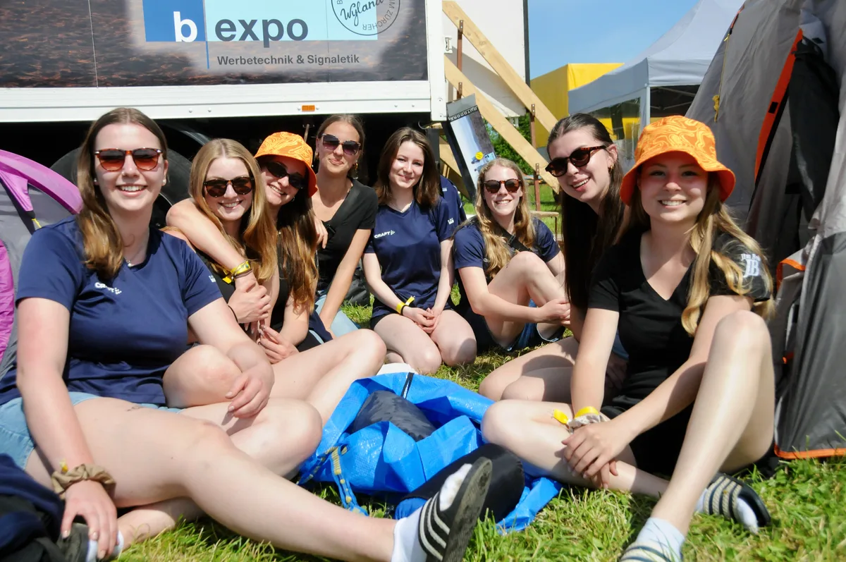 Die Turnerinnen der Damenriege Marthalen haben auf dem Campingplatz übernachtet. Man sieht junge Frauen vor ihren Zelten.